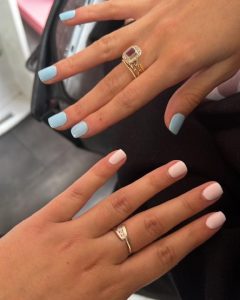 Vernis bleu et rose pale